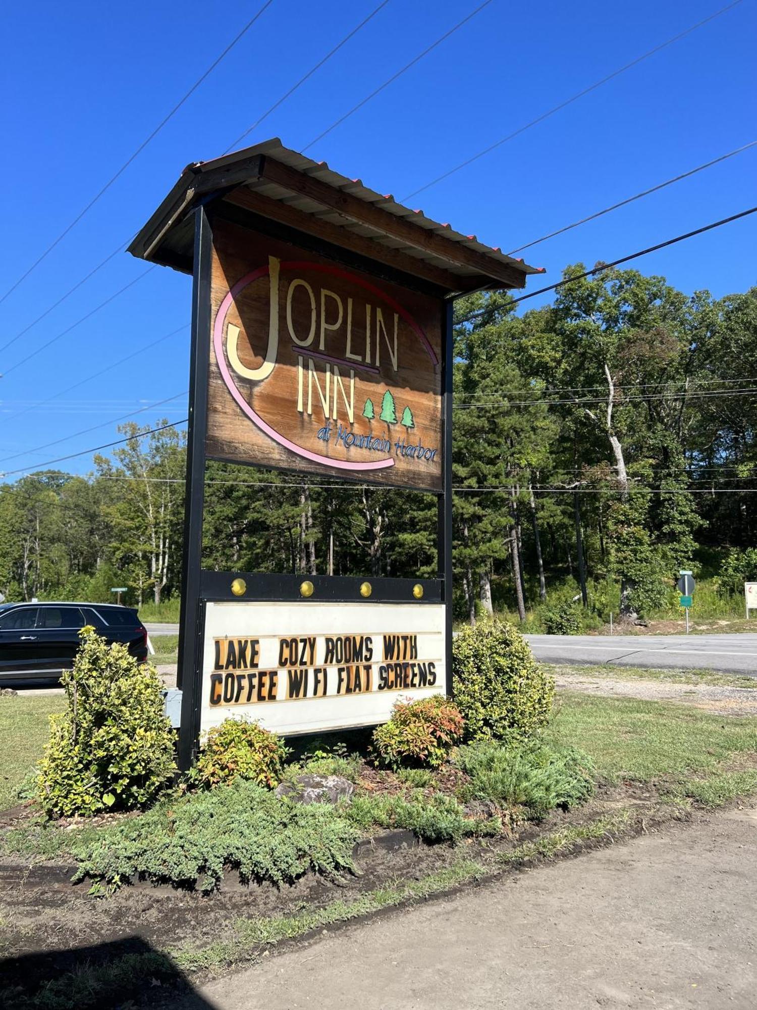 Ji7, A Queen Guest Room At The Joplin Inn At Entrance To The Resort Hotel Room Mount Ida Exterior photo