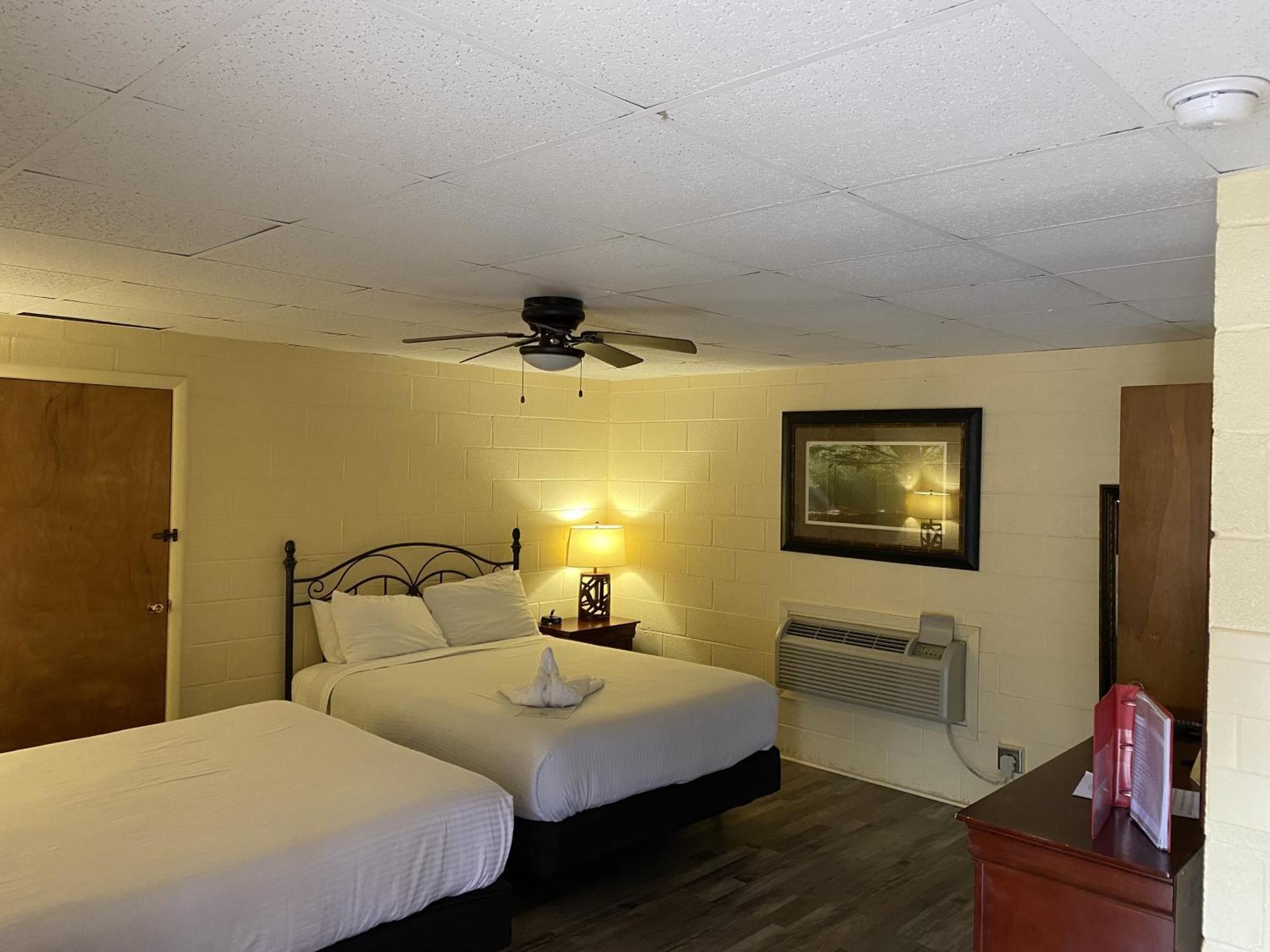 Ji7, A Queen Guest Room At The Joplin Inn At Entrance To The Resort Hotel Room Mount Ida Exterior photo