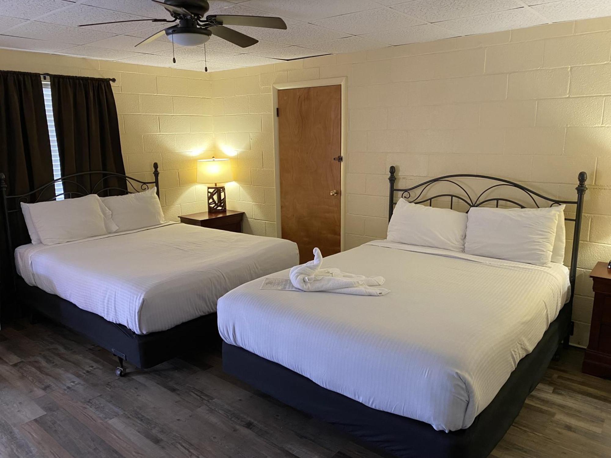 Ji7, A Queen Guest Room At The Joplin Inn At Entrance To The Resort Hotel Room Mount Ida Exterior photo