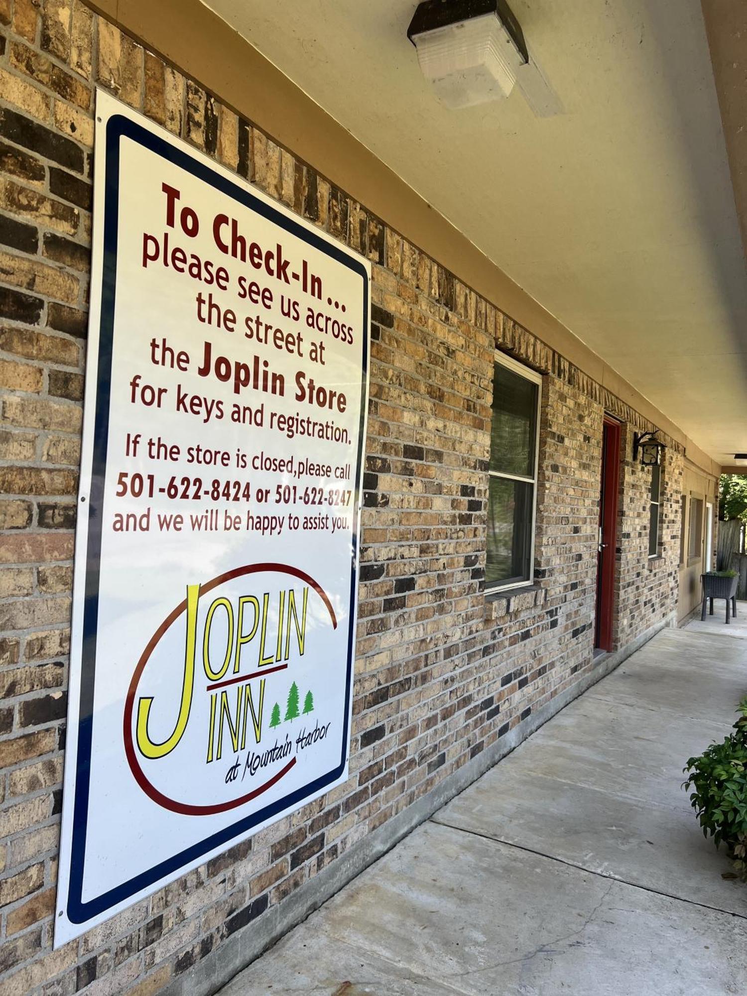 Ji7, A Queen Guest Room At The Joplin Inn At Entrance To The Resort Hotel Room Mount Ida Exterior photo