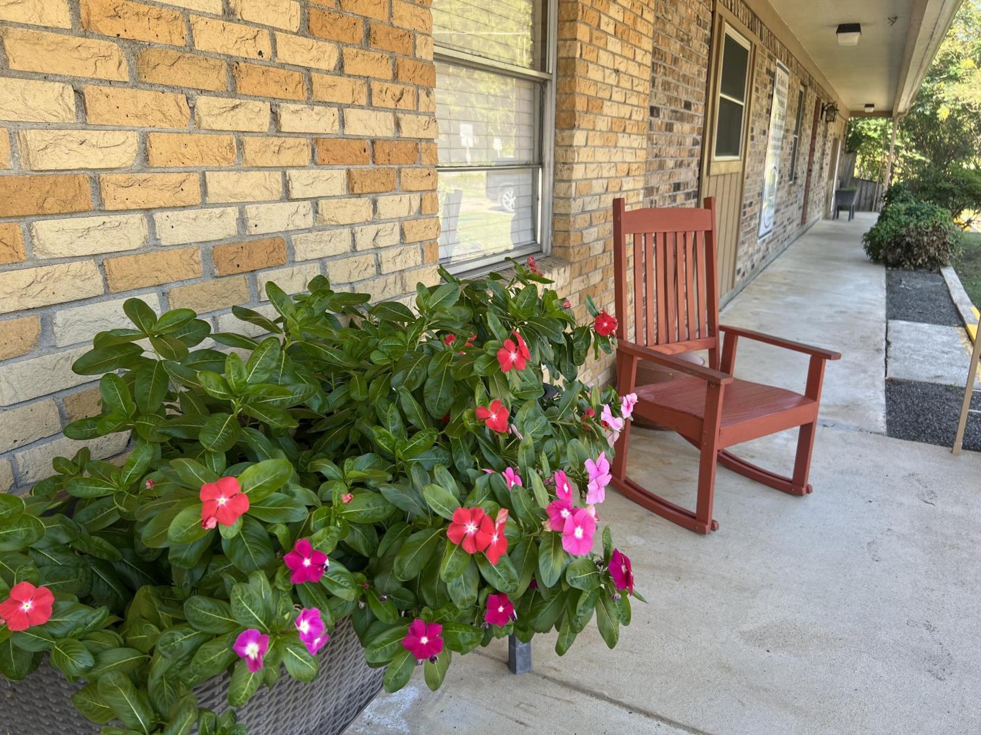 Ji7, A Queen Guest Room At The Joplin Inn At Entrance To The Resort Hotel Room Mount Ida Exterior photo